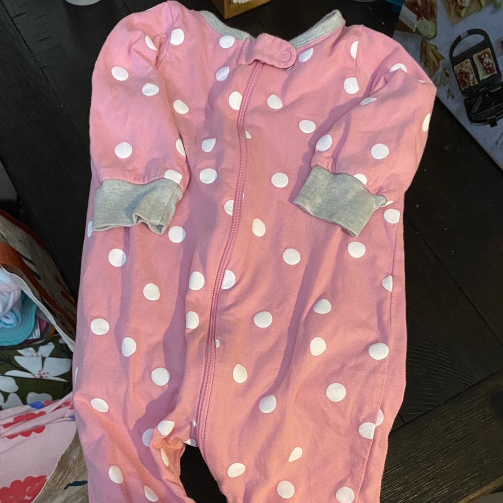 Carter’s Infant Girls Zip-Up Polka Dot Footed Pajamas, size 6-9 months.